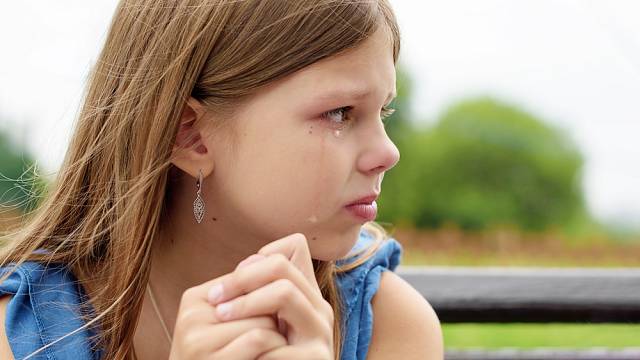 Dívka pláče