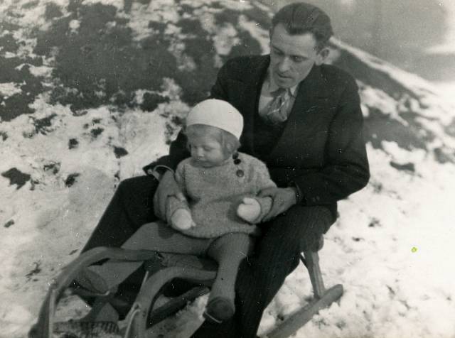 Lea Skácelová s tatínkem v roce 1943