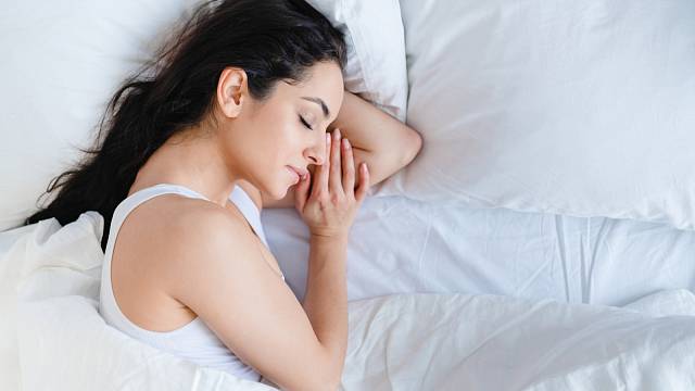 Chcete kvalitní spánek? Zvolte správnou polohu při spaní.
