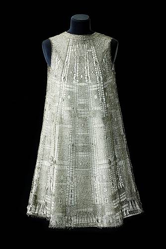 Krajkové šaty (můžete do 11. 9. 2022 vidět na výstavě The Power of Lace. Krajka – objekt – oděv v Uměleckoprůmyslovém museu v Praze).