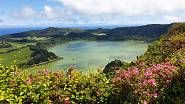 Lagoa das Furnas: Jedno z nejkrásnějších jezer na ostrově São Miquel. Na jaře ostrovy zdobí azalky, později například hortenzie.