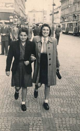 Eva Lišková se svou kamarádkou těsně po válce