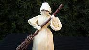 Tradiční figurka z šustí připomíná svým košťátkem, že i jarní úklid je tradice. Na Fleru je prodává značka Arttam.