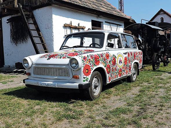 „Vyšívaný“ trabant je součástí sbírek muzea zemědělských strojů v Mezőkövesdu, ale to zdaleka není jediný neobvyklý podklad pro tradiční vzory.