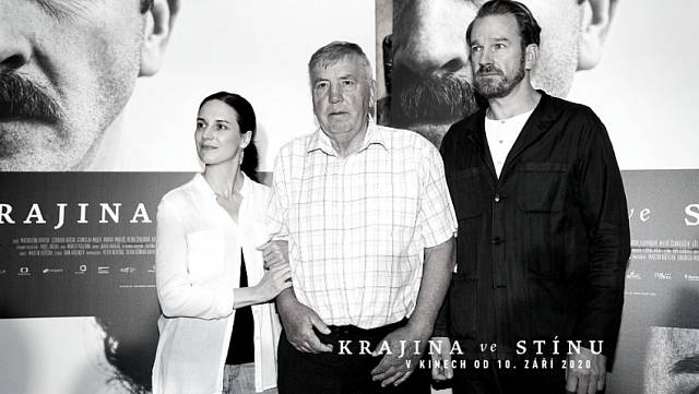 Ferdinand Korbel s představiteli svých rodičů Magdalénou Borovou a Stanislavem Majerem při uvedení filmu Krajina ve stínu