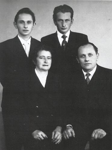 Rodina Bartůňkova (rodiče Božena a Antonín a synové Ladislav a Jaroslav)