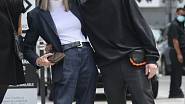 Šestatasedmdesátiletá herečka Diane Keaton si spolu se synem a přáteli vyrazila v Los Angeles do módního domu Louis Vuitton s úsměvem na tváři. (2022)