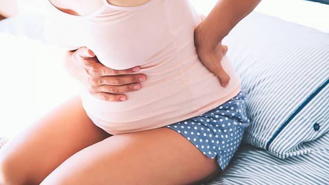 V období blížícího se porodu dochází také k postupnému zvýšení elasticity vaziva, což usnadňuje porod, ale může způsobit bolestivost kloubů.