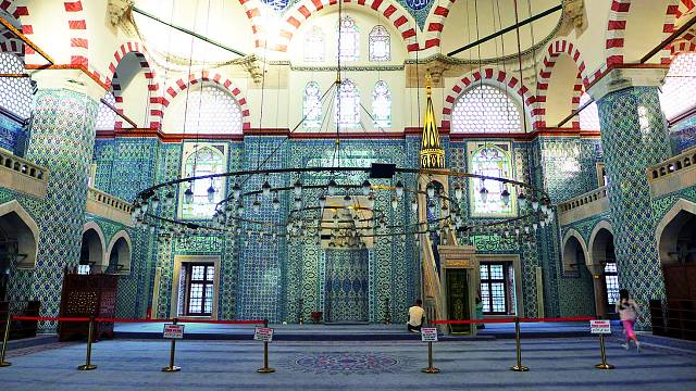 Jen kousek od Galatského mostu je v prvním patře bazaru schovaná nově zrekonstruovaná, kachličkami z města Iznik bohatě zdobená mešita Rustem Pasha.