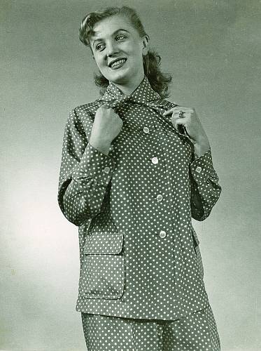 Dagmar Janečková pózuje fotografovi v pyžamu (50. léta).