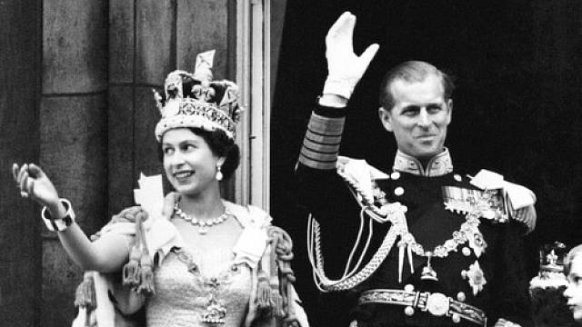 Královna Alžběta II. se ujala trůnu 6. února 1952. Slavnostní korunovace se odehrála o více než rok později 2. června 1953. Královna a její manžel, prince Philip, vévoda z Edinburghu, po ceremonii kynou davům z balkónu v Buckinghamském paláci.