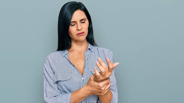 Brnění rukou může signalizovat nedostatek vápníku