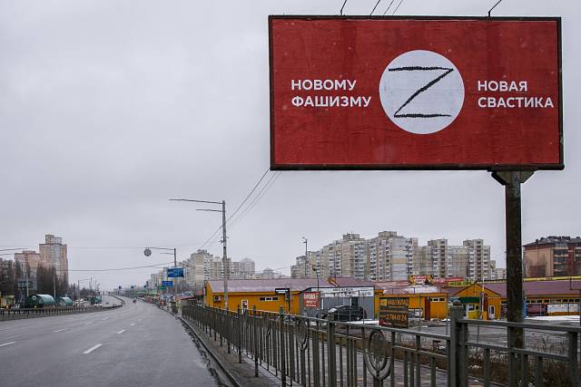 Novému fašismu nová svastika. Na Ukrajině se reklamní poutače proměnily v politická sdělení reagující na ruskou invazi.