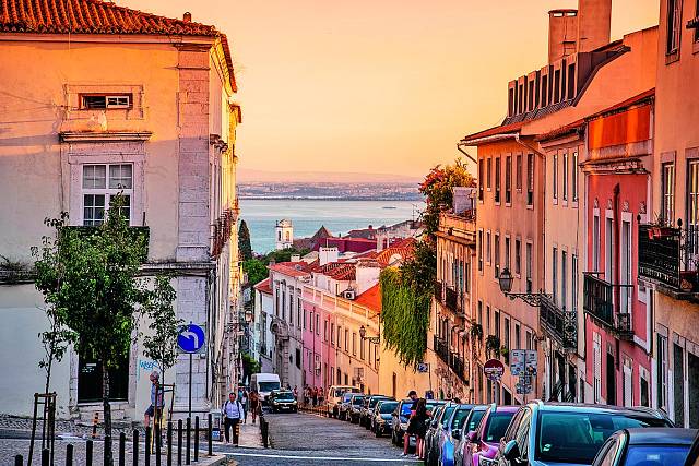 Atmosféru ulic a památek Lisabonu dotváří i jeho okolí.