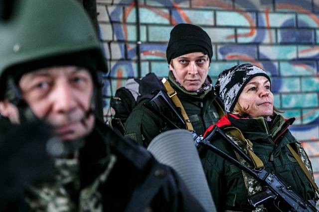 Oksana nastoupila bránit Ukrajinu spolu se svým manželem poté, co odvezli dítě do bezpečí.