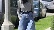 Diane Keaton v oblíbených zvonových džínách cestou na schůzku v Brentwoodu. (2020)