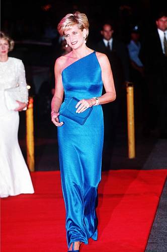 Při královské návštěvě Austrálie v roce 1996 zazářila princezna Diana v saténových šatech značky Versace.