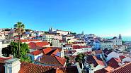 Výhled z Portas do Sol na nejstarší část Lisabonu Alfama s dominantou kláštera São Vicente de Fora.