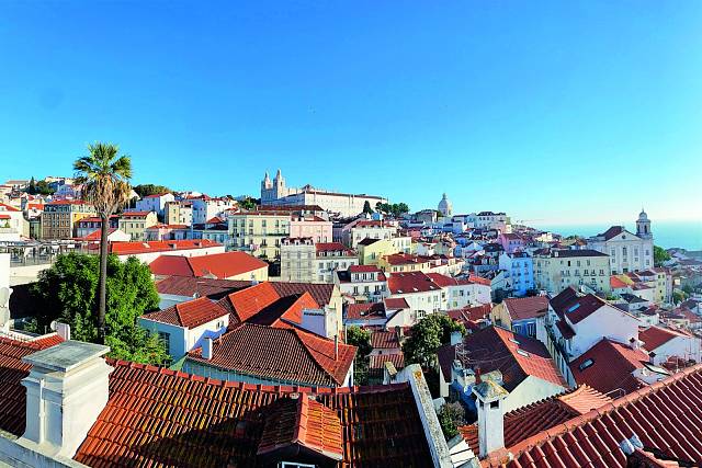 Výhled z Portas do Sol na nejstarší část Lisabonu Alfama s dominantou kláštera São Vicente de Fora.