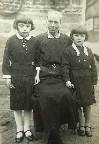 sestry M. s babičkou Matauchovou