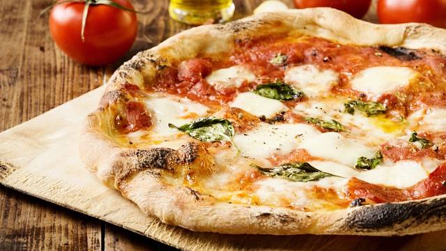 Tradiční neapolská pizza Margherita
