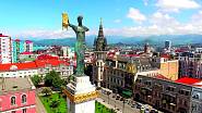 Dominantou města Batumi je socha princezny Médey.