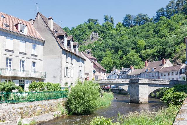 Středověký most přes řeku Creuse pamatuje barvíře a tkalce, kteří v Aubussonu vytvářeli tapiserie pro kompletní sérii francouzských králů.