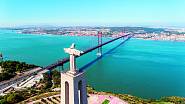 Socha Krista (Cristo Rei ) je 110 metrů vysoká. Nabízí vyhlídku na most 25 de Abril, řeku Tejo a celé město.