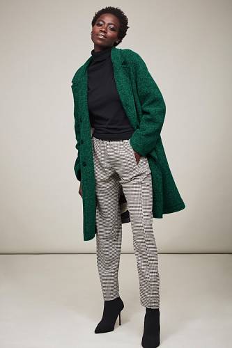 Stejné kalhoty nařasené v pase fungují i s kozačkami na ultra jehlách, tmavým rolákem a zeleným kabátkem s výraznými klopami a jednořadým zapínáním.