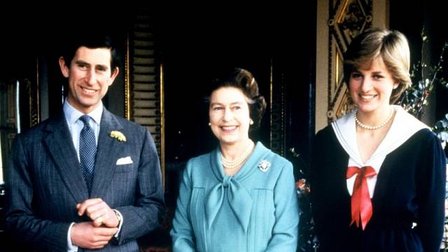 Princezna Diana s královnou Alžbětou a princem Charlesem