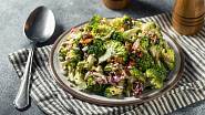 Brokolice obsahuje vlákninu a bílkoviny. Připravit si z ní můžete třeba chutný salát