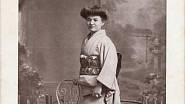 V Tokiu v roce 1918. Přejala japonské zvyky, nosila kimono i účes.