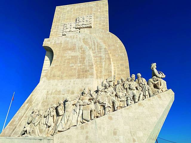 Památník objevitelů má 56 metrů a připomíná příď lodě.