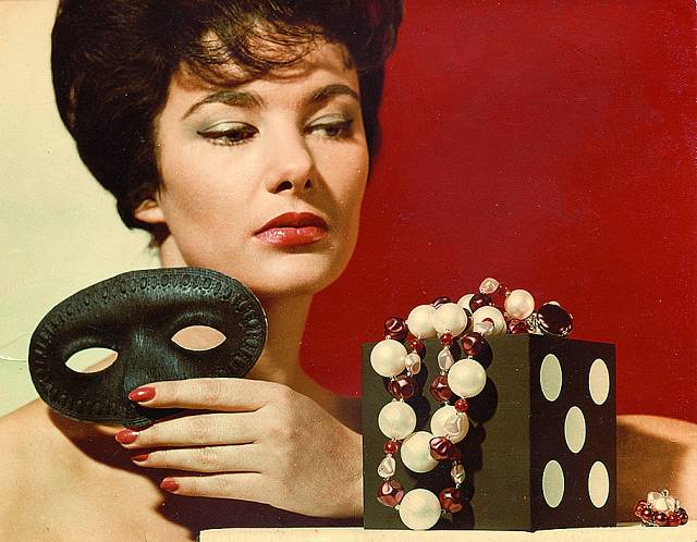 Olga Melíšková v reklamě na jabloneckou bižuterii v 60. letech.