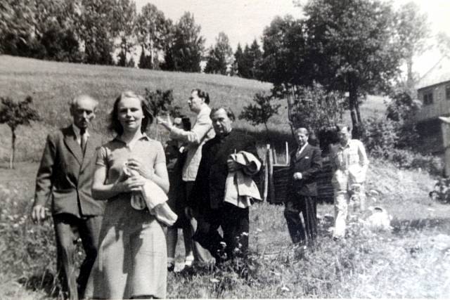 Umělecká společnost v Železné Rudě v euforickém období brzy po válce, zcela vlevo Jiří Mucha, v popředí jeho anglická manželka Geraldine