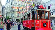 Tramvaj spojuje horní stanici metra Tünel s náměstím Taksim. 5 V jednom z neslavnějších hotelů světa - Pera Palace si můžete dát čaj o páté.