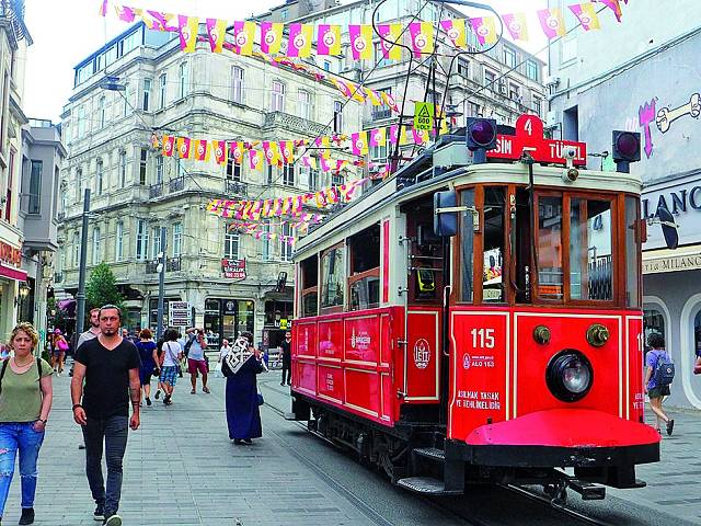 Tramvaj spojuje horní stanici metra Tünel s náměstím Taksim. 5 V jednom z neslavnějších hotelů světa - Pera Palace si můžete dát čaj o páté.