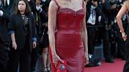 Herečka Sharon Stone oslnila na promítání filmu "Elvis" na filmovém festivalu v Cannes roku 2022 v sexy odvážných šatech rudé barvy, které zdůraznily její dokonalou postavu.