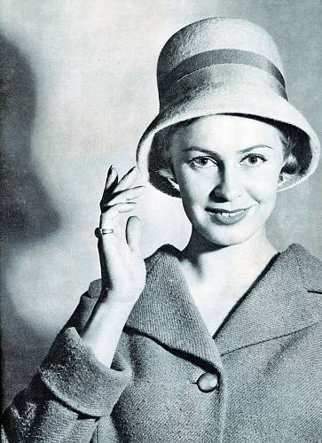 Anna v klobouku z Tonaku speciálně navrženém pro Dům módy v roce 1961
