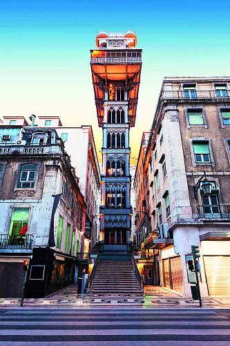 Slavný historický výtah Santa Justa postavený v roce 1902 spojuje ulici v centru města s náměstím Carmo na kopci.