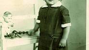 Petra ochotně poskytla fotky ze svého rodinného archivu.Zhruba dvouletá v roce 1954.