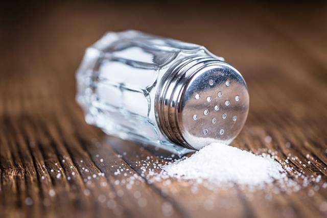 Smůlu může dle povídaček přinést i rozsypaná sůl