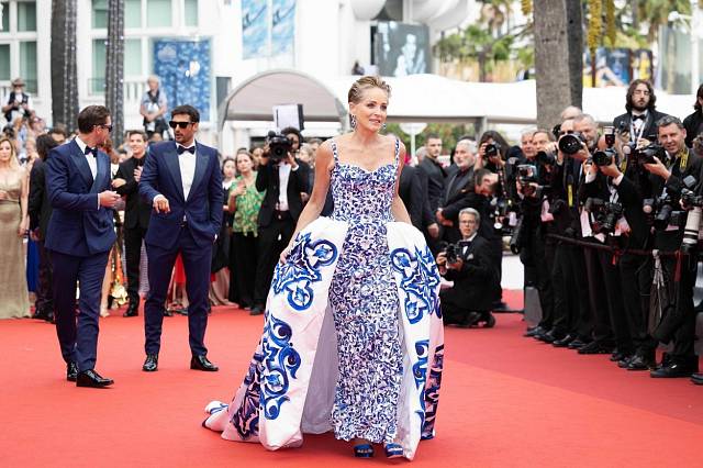 Herečka Sharon Stone předvedla na promítání filmu Les Amandiers na filmovém festivalu v Cannes originální šaty. Po odepnutí široké sukně se model proměnil v praktičtější a pohodlnější verzi.