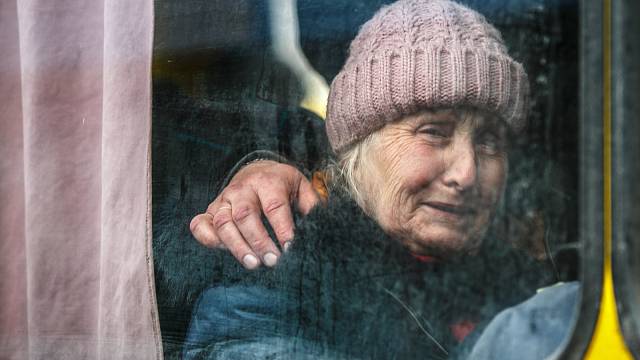 Starší paní, které se povedlo utéct z bombardované Irpině