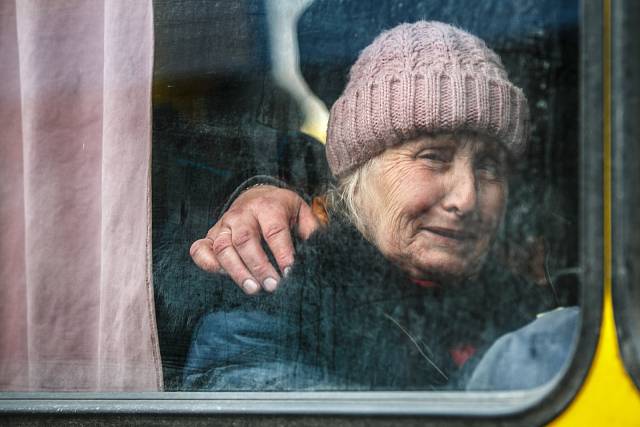 Starší paní, které se povedlo utéct z bombardované Irpině.