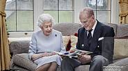 Královna Alžběta II. a princ Philip si prohlíží vlastnoručně vyrobené přání k 73. výročí svatby, které dostali od svých vnoučat
