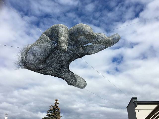 Obří ruka v areálu společnosti AVT Group v Praze byla tvořena na míru (2019).