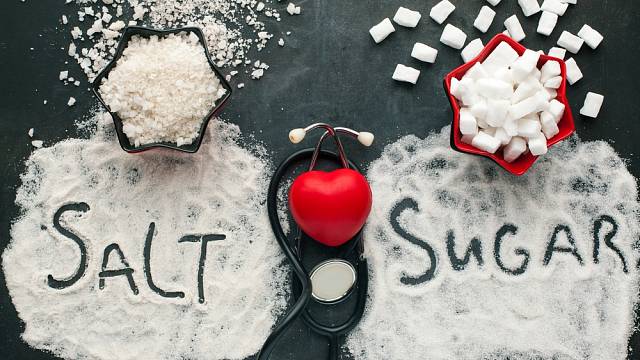 Škodí víc sůl nebo cukr?