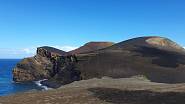 Typicky vulkanická krajina v okolí majáku s interpretačním centrem na ostrově Faial.