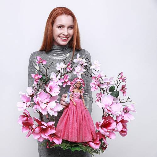 Denisa Nesvačilová se vzhlédla v panence s květovými dekoracemi